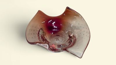 un saladier en verre orné d'un motif rouge et blanc