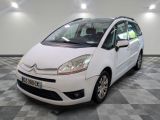 la petite voiture blanche est garée sur un carrelage à carreaux
