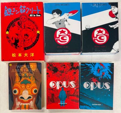 quatre livres sont alignés sur une table