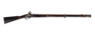 un vieux fusil avec un canon en bois et des garnitures en laiton
