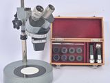 un microscope posé à côté d'une boîte à outils