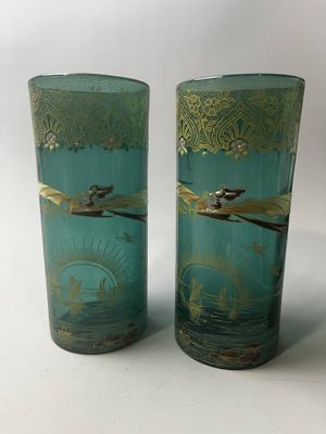 deux grands vases en verre posés sur une table