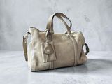 une photo d'un sac à main beige posé sur une table