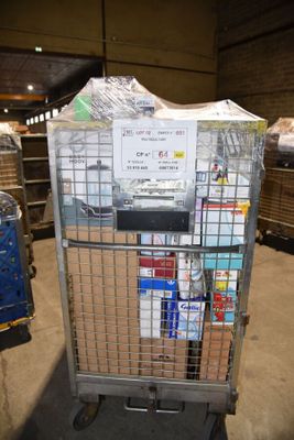 un chariot contenant de nombreux cartons dans un entrepôt