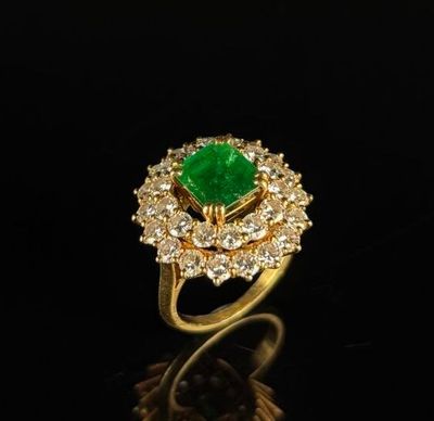 une bague en émeraude et diamant