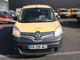 une camionnette jaune et noire garée sur un parking