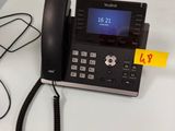 un téléphone posé sur un bureau à côté d'un clavier