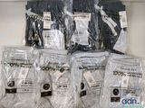 plusieurs sacs de t-shirts posés sur une étagère, avec leurs étiquettes de prix