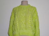 une photo d'un mannequin portant un pull vert