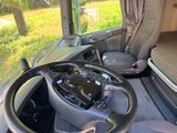 un volant situé au poste de conduite d'un bus