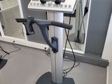 une machine qui se trouve dans une pièce équipée d'un miroir