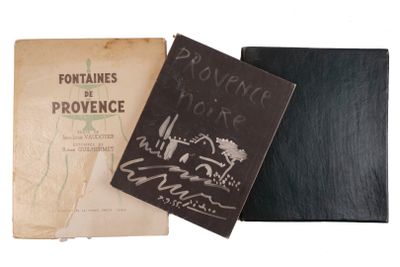 deux vieux livres posés sur une table l'un à côté de l'autre