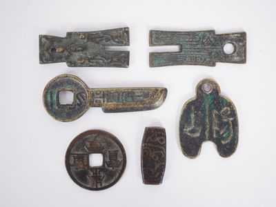 4 différents éléments d'après l'antique en bronze à décor de… - Photo 1