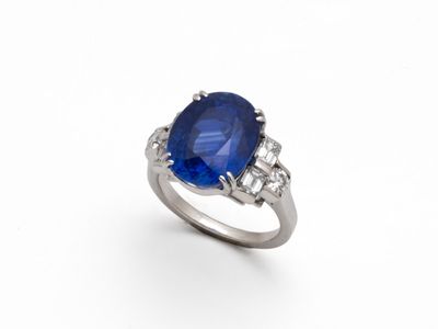 une bague en saphir et diamant