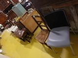 une chaise qui se trouve au milieu d'une pièce
