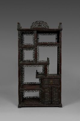 une bibliothèque ancienne en bois, avec une étagère et des tiroirs