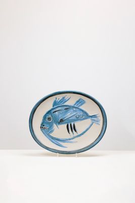 une assiette bleue et blanche ornée d'un motif de poisson