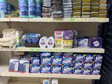 il y a beaucoup de produits d'entretien sur les rayons du magasin