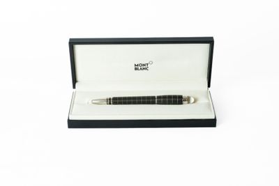 une image représentant un stylo dans un coffret cadeau sur fond blanc