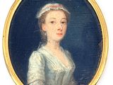 portrait d'une femme vêtue d'une robe blanche et d'un chapeau blanc