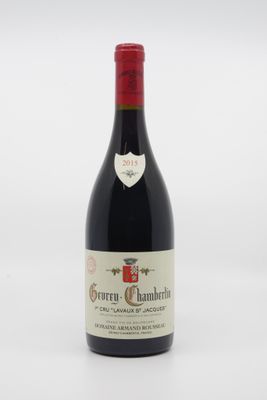 une bouteille de vin rouge posée sur une table blanche