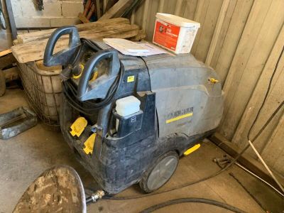 une machine posée sur le sol du garage