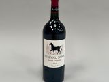 un gros plan d'une bouteille de vin sur laquelle figure un cheval