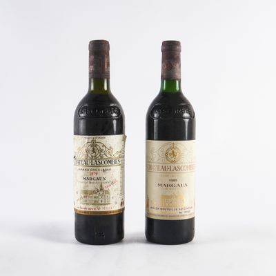 deux bouteilles de vin posées l'une à côté de l'autre sur une surface blanche