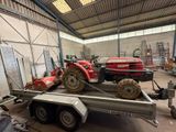 une remorque avec un tracteur à l'arrière