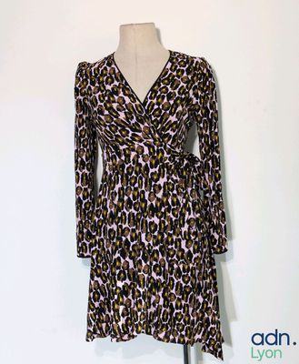 robe portefeuille à imprimé léopard sur un mannequin