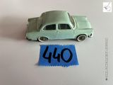 une petite voiture posée sur une feuille de papier