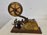 une petite machine posée sur une table