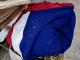 une chaise recouverte d'une couverture bleue et blanche