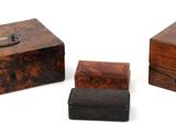 trois petites boîtes en bois posées l'une à côté de l'autre sur une surface blanche