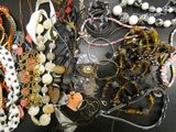 de nombreux colliers et bracelets différents disposés sur une table