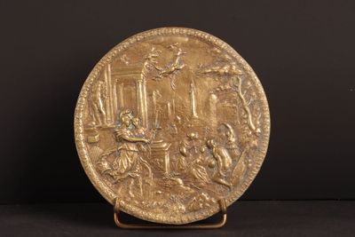 une image représentant une assiette en or sur laquelle figurent un homme et une femme
