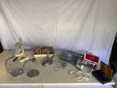 une table sur laquelle se trouvent de nombreux objets