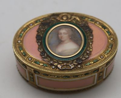 Boîte ovale en or jaune 18K (750/000) à fond émaillé rose tr…