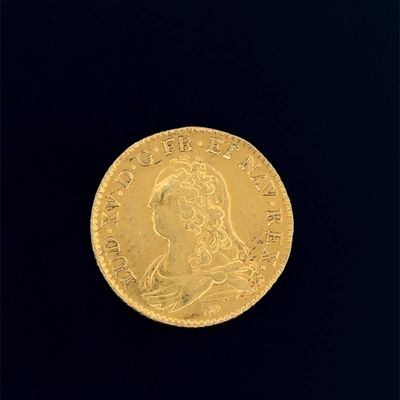 une image d'une pièce d'or sur fond noir