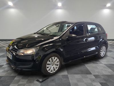 la voiture noire est garée dans le garage sur le sol en damier