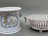 deux vases posés l'un à côté de l'autre sur une table