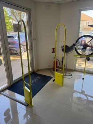 un vélo garé dans la pièce à côté d'un porte-vélos