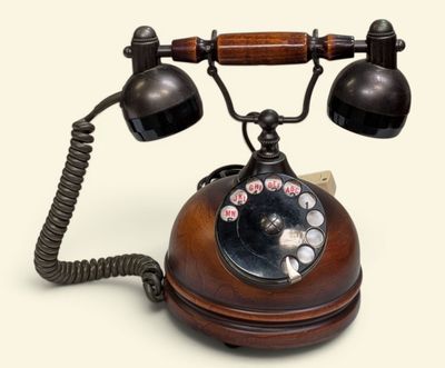 un téléphone à l'ancienne posé sur une table