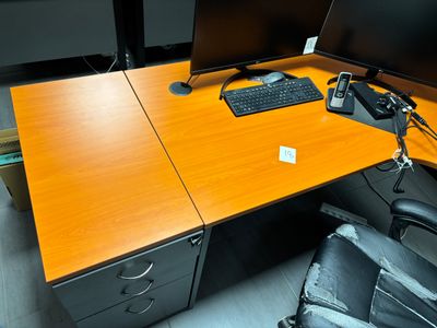une image représentant un bureau avec deux écrans et un clavier