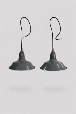 une paire de suspensions de style industriel suspendues au plafond