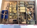 une boîte remplie d'objets militaires divers