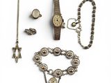 un assortiment de bijoux comprenant une montre, un bracelet et une bague