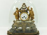 un dôme de verre avec une horloge à l'intérieur