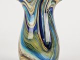 un vase en verre orné d'un motif en spirale