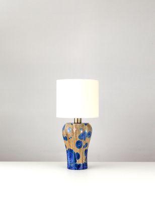 lampe de table en céramique à pois bleus et dorés, avec un abat-jour blanc